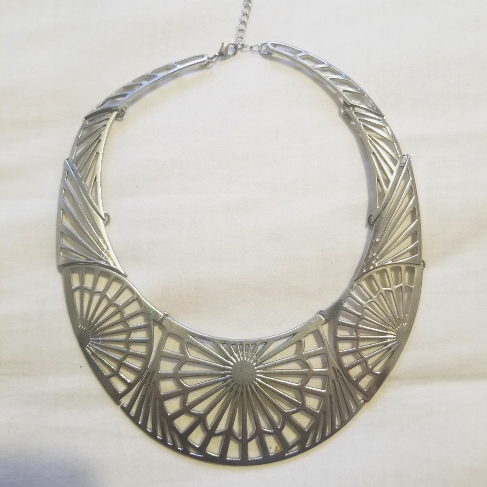 Silver collar necklace